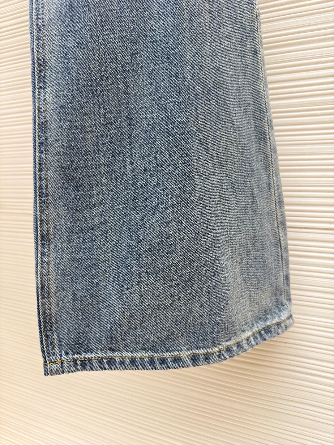 LOUIS VUITTON Pocket letter sequin jacquard high-waist bootcut jeans [Women's clothing] ●Original version: purchased and developed by 16979 ●Item number: 1682407-B40 ●Fabric: denim fabric ●Technology: jacquard production ●Color: blue ●Version: fitted version ●Weight: about 735 grams ●Size: 34-36-38-40 ●Description: These Louis Vuitton wide-leg jeans are made of 12-ounce heavy-weight denim, which has been treated with a combination of stone washing and enzyme washing to create a natural aged whitening effect while retaining the crisp texture of the fabric. The front pocket area of the trousers is hand-inlaid with rhinestones, which are arranged around the LV classic logo. Fixed-point marks are made before inlaying, and then fixed with metal claw nails, which are firm and will not fall off and have a strong luster. The waistband of the trousers uses a classic I-shaped buckle and brass zipper combination. The I-shaped buckle is engraved with the brand logo and has been electroplated and anti-oxidation treated. The side seams and inner flaps are made of double-needle sewing technology. High-density stitching of 10 needles per centimeter ensures durability. The trouser legs are overlocked. The belt loops at the waist are reinforced and sewn with double-layer denim, and the back pocket adopts the brand's classic curved stitching design. The overall craftsmanship combines a retro wash effect with exquisite decoration, which not only meets the style requirements of wide-leg pants, but also highlights the brand's craftsmanship. The overall wiring is straight and delicate, the fabric is comfortable and soft, and the color is consistent without color difference. It can be matched with the same style to create a fashionable look and control various occasions. Customized accessories, complete with three standards, same style for men and women!